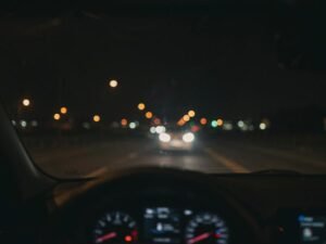 Lee más sobre el artículo Ver mal de noche al manejar: causas y qué lentes ayudan